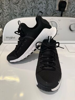 Nike Black and White Slip-On Lace Running Sneakers